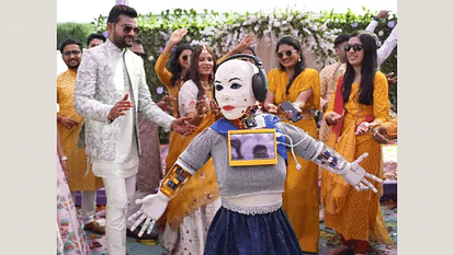 Robot danced a lot in wedding indore news