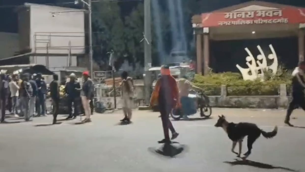 Two people attacked each other with sticks in middle of city in Damoh; Questions raised on police