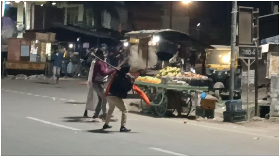 two youths attacked each other with sticks in Damoh