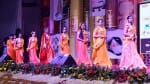 मिस एवं मिस्टर अलीगढ़ प्रतियोगिता में रैंप पर कैट वॉक करते प्रतिभागी
