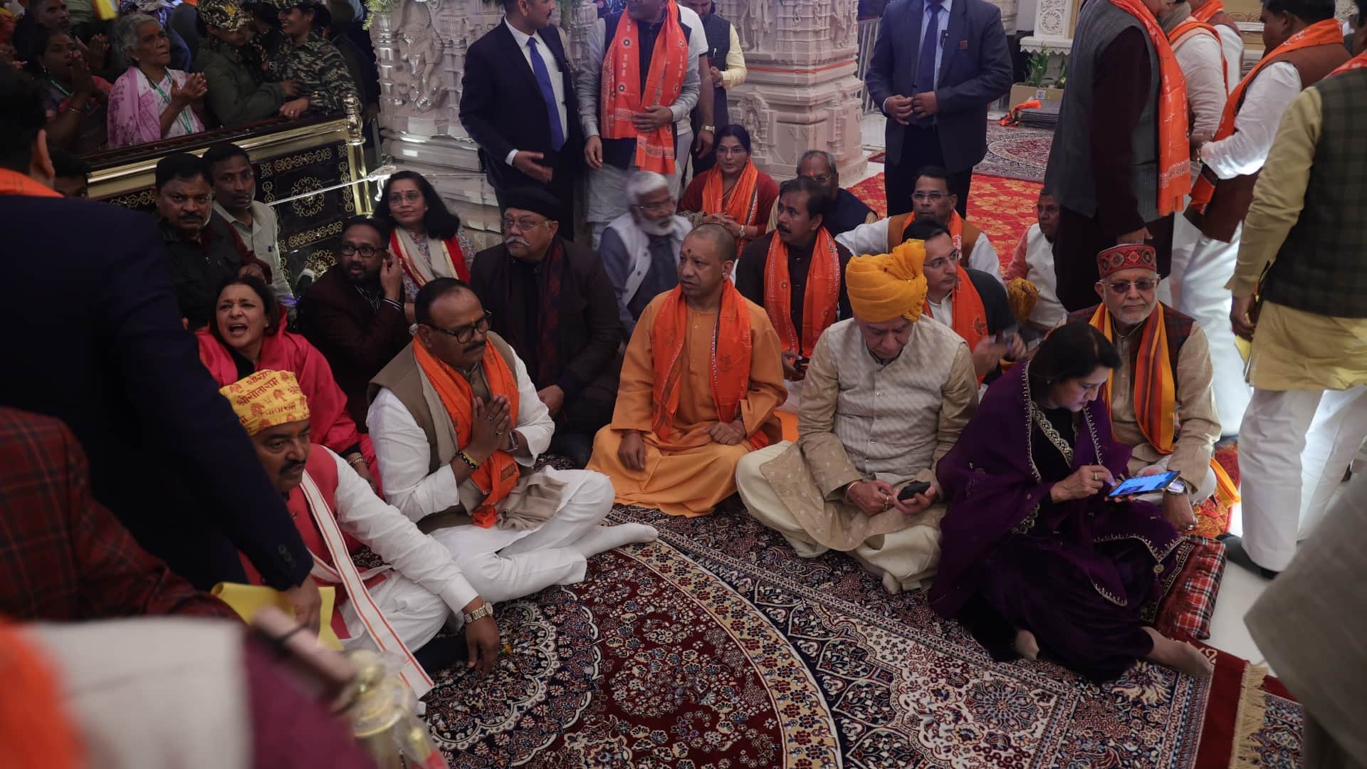 Ayodhya Ram Mandir: UP CM Yogi Cabinet Offers Prayer Ram Lalla Idol Photos News in Hindi