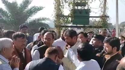 हाजीपुर में लोगों से मुलाकात करते केंद्रीय मंत्री पशुपति पारस