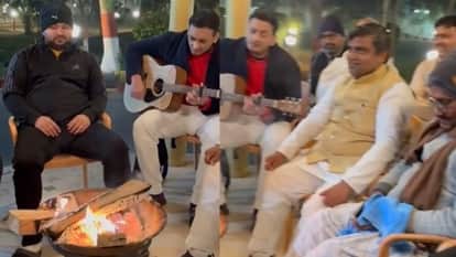 अपने आवास पर विधायकों को साथ संगीत का आनंद लेते तेजस्वी यादव।