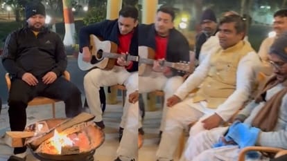 अपने आवास पर विधायकों को साथ संगीत का आनंद लेते तेजस्वी यादव।