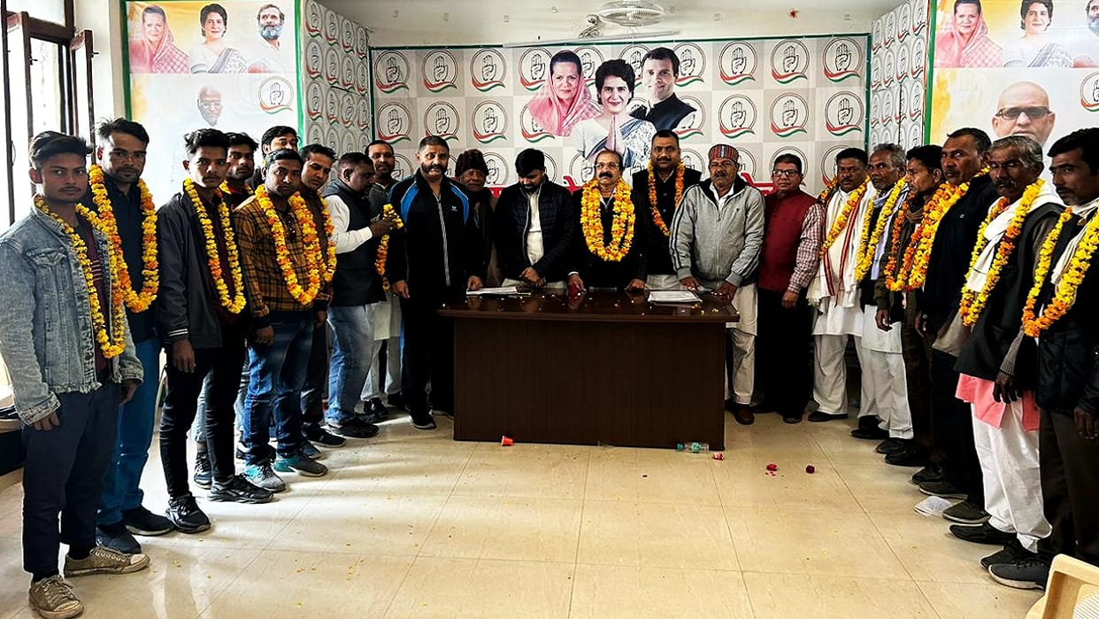 BJP leader joins Congress with supporters in Bareilly