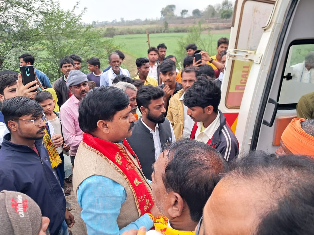 MP News: Seeing the road accident in Damoh, Minister Dharmendra Singh stopped the convoy, sent the injured to