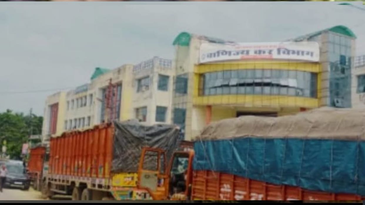 Three trucks of tobacco going from Gujarat to West Bengal after tax evasion seized in Gorakhpur