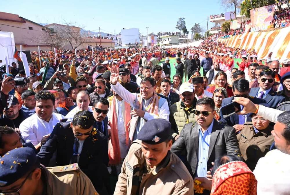 Uttarakhand CM Dhami in a different style Play Khadi Holi making Khatai with women Photos