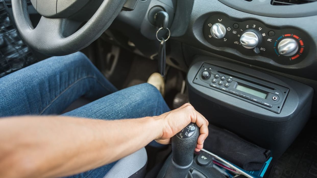 These small mistakes often happen while driving a manual car, later it causes big loss, know everything