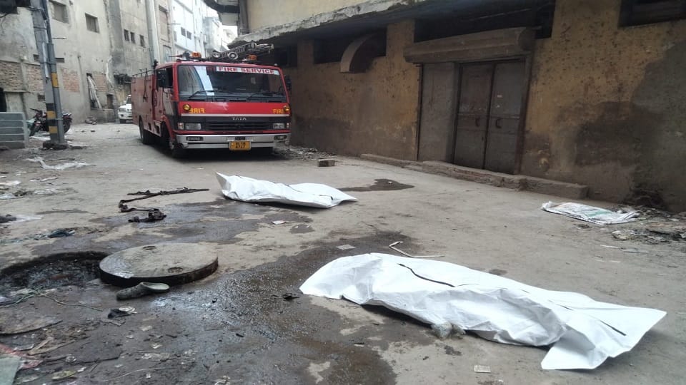 Two people died after entering the sewer to steal in Keshav Puram