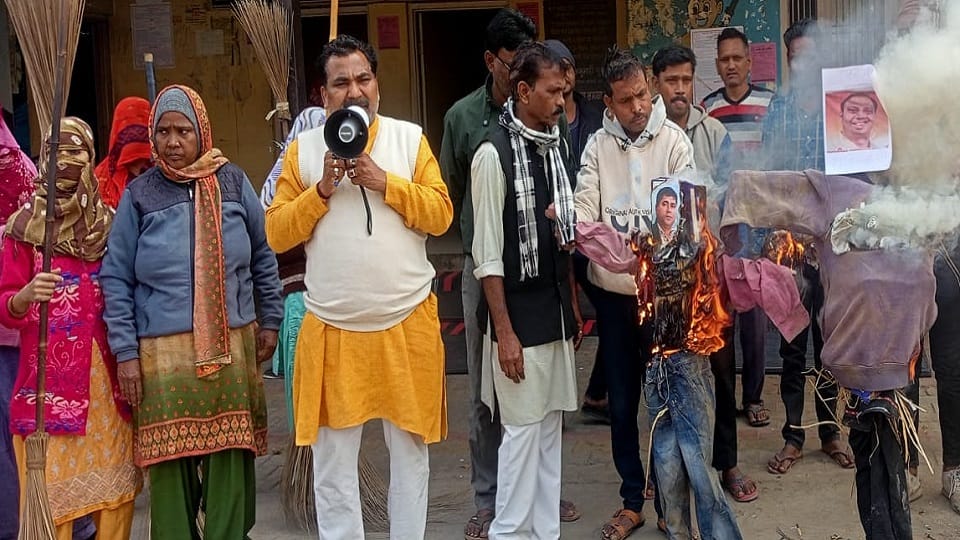 Sanitation workers burnt effigies of Nagar Panchayat Chairman and EO