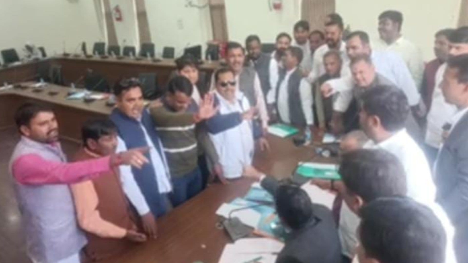 नगर परिषद की बजट बैठक में हंगामा