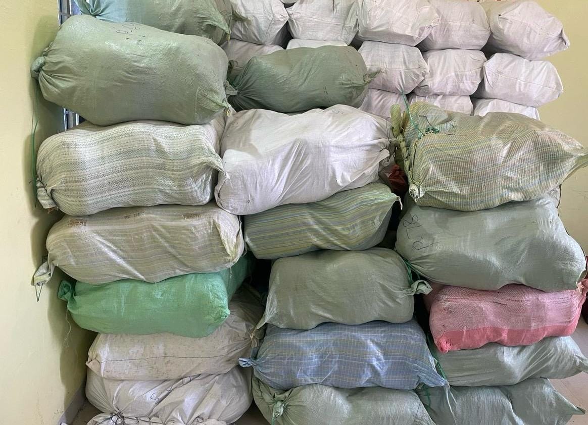 Indore News: Smugglers were taking one thousand kg of ganja to Chhattisgarh by hiding it under onion.