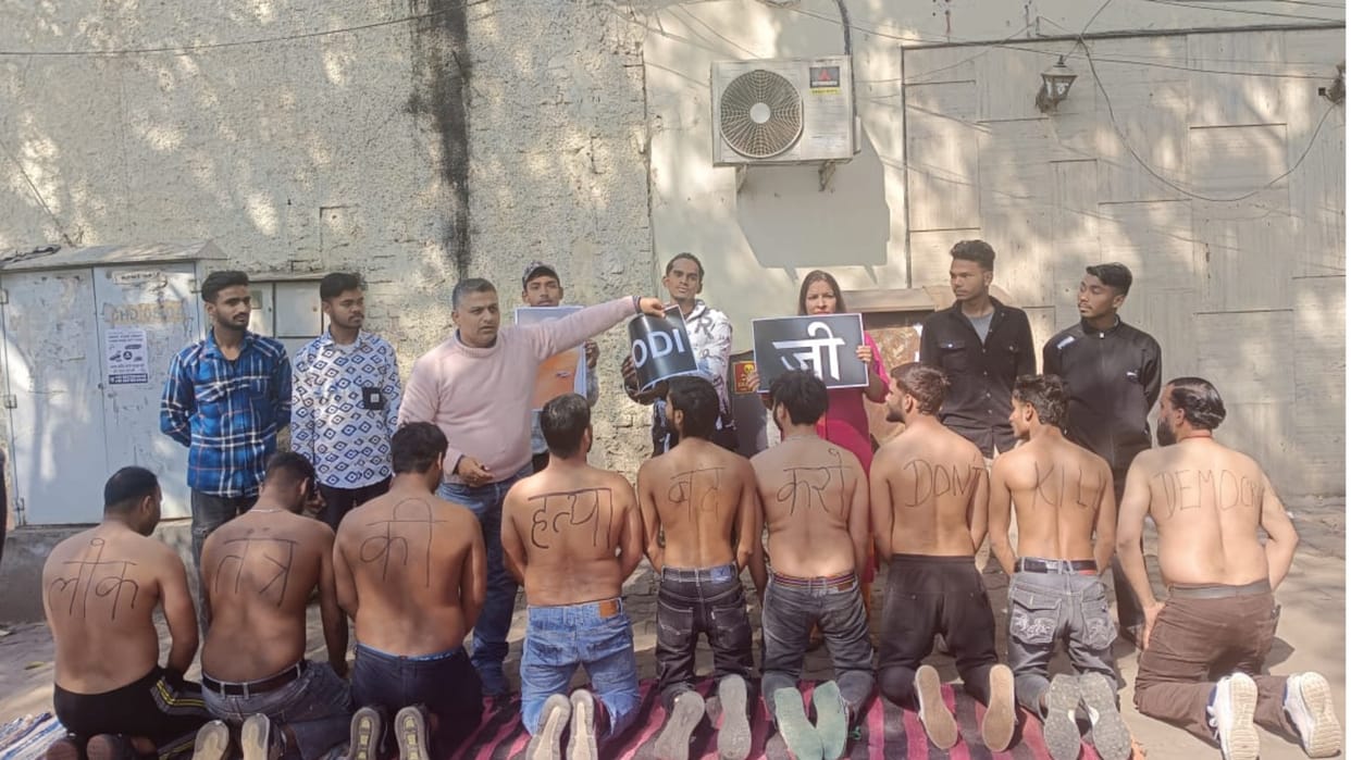 Chandigarh: Youth Congress demonstrated in Sector-19, got 'Stop killing of democracy' written on the back