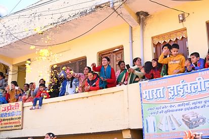 CM Dhami Road Show: हर तरफ धामी...धामी की गूंज, छत से लेकर सड़कों पर उमड़ा जनसैलाब, देखें तस्वीरें Huge Crowd in Uttarakhand CM Pushkar Singh Dhami roadshow in Champawat Photos