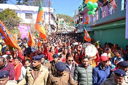 CM Dhami Road Show: हर तरफ धामी...धामी की गूंज, छत से लेकर सड़कों पर उमड़ा जनसैलाब, देखें तस्वीरें Huge Crowd in Uttarakhand CM Pushkar Singh Dhami roadshow in Champawat Photos