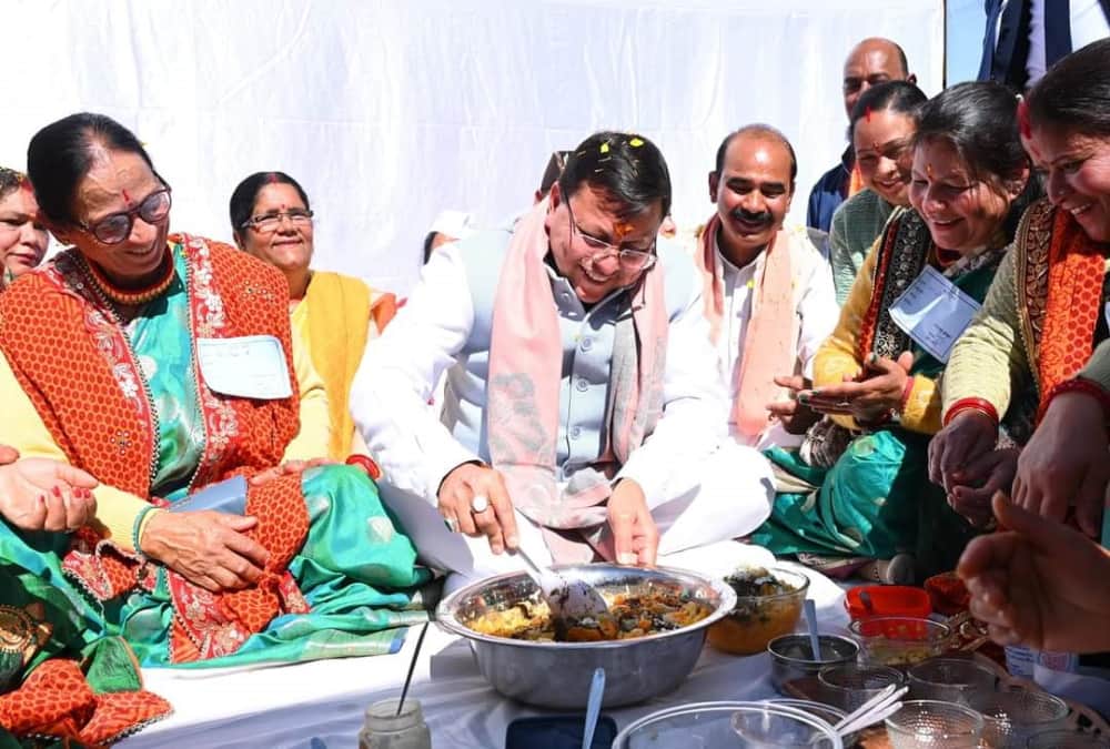 Uttarakhand CM Dhami in a different style Play Khadi Holi making Khatai with women Photos