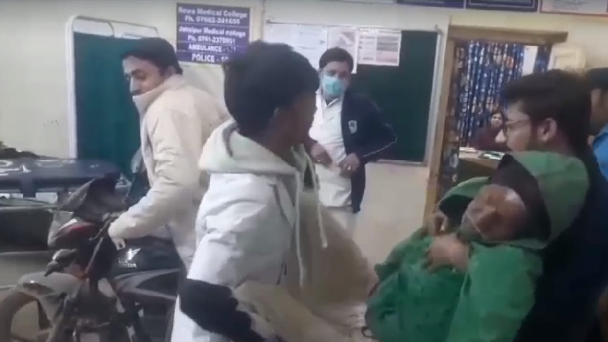Satna News: Young man reached the emergency ward carrying the patient on a bike in a filmy style