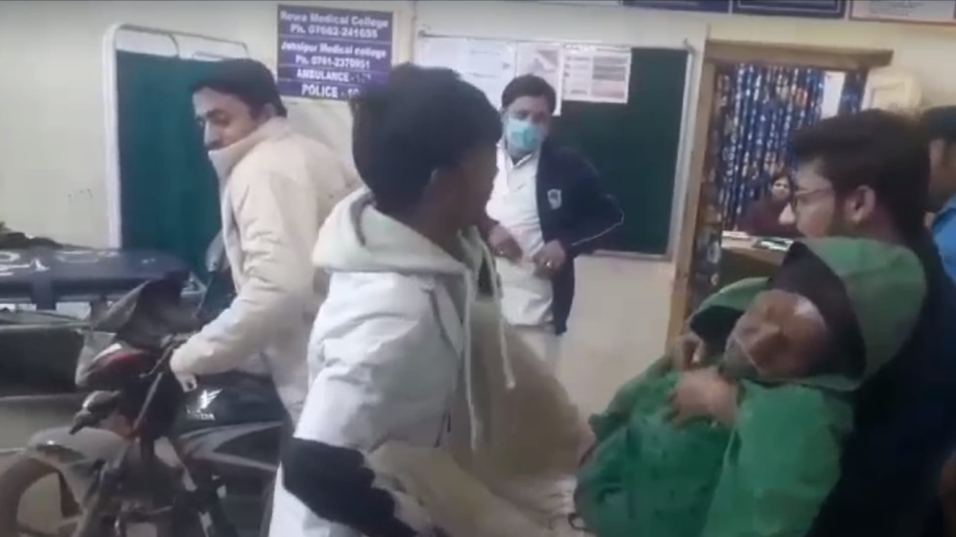सतना में एक युवक बीमार दादा को बाइक पर बिठाकर सीधे इमरजेंसी वार्ड में ले गया।