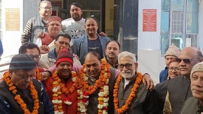 Aligarh News: यूपी पोस्टल कोऑपरेटिव बैंक लिमिटेड के अध्यक्ष बने वीरेंद्र भान पचौरी, हुआ जोरदार स्वागत Virendra Bhan Pachauri becomes Chairman of UP Postal Cooperative Bank Limited