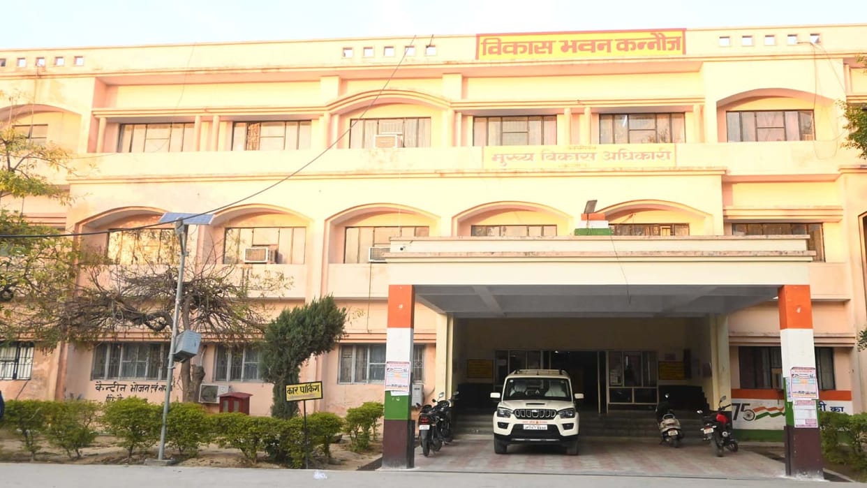 Kannauj Vikas Bhawan: Chair vacant, officials from other districts are completing the work