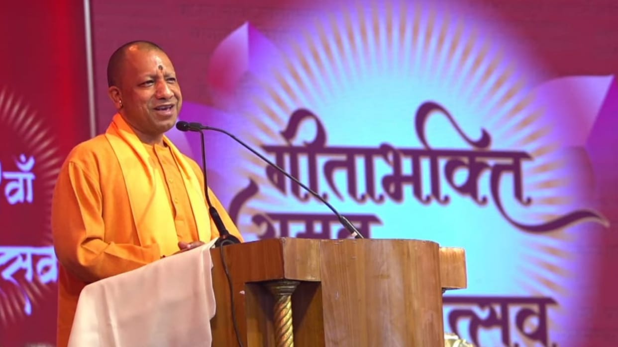 CM Yogi Adityanath in Shree Gita Bhakti Amrit Mahotsav in Pune.