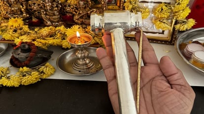 Divine Tools : सोने की इस छेनी और चांदी की हथौड़ी से तराशीं रामलला की दिव्य आंखें, योगीराज ने साझा की तस्वीर Ramlala's divine eyes were carved with this gold chisel and silver hammer
