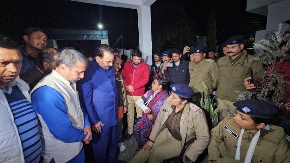 Minister of State for Defense Ajay Bhatt inquired about the condition of the injured in Haldwani violence