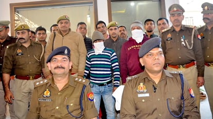 Amroha Double Murder: सीसीटीवी ने खोला पिता-पुत्री हत्याकांड का राज, बेटे ने नौकर के साथ इसलिए रेत दिए थे गले Amroha Double Murder: CCTV reveals the secret of father-daughter murder, son kills servant