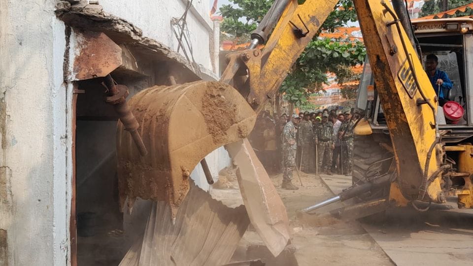 Municipal Corporation demolished houses of accused in Shivam Sao murder case by running bulldozer