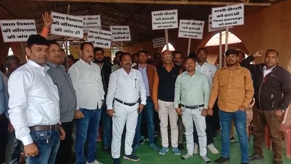 Patwari remained on strike for fourth day in Balrampur Ramanujganj