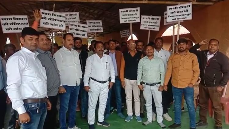 CG: चौथे दिन भी हड़ताल पर रहे पटवारी, राजस्व विभाग के कामकाज ठप; तहसीलों में भटकते मिले फरियादी