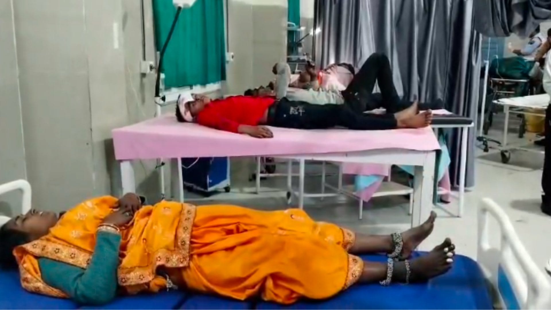 बरातियों से भरी पिकअप में टक्कर से 13 लोग घायल हो गए।
