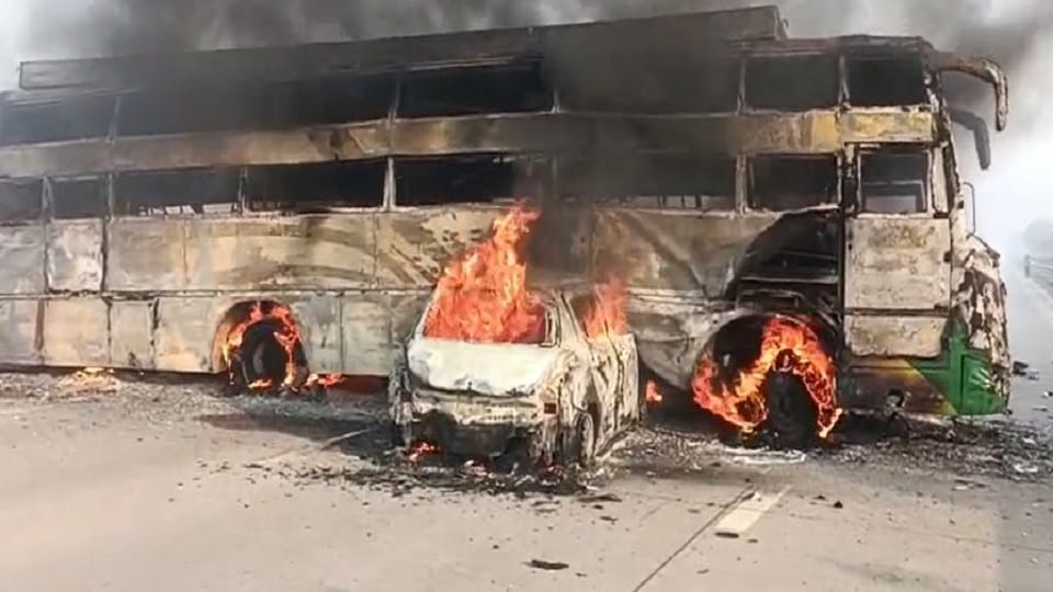 Mathura Road Accident News: Car Collides With Bus Catches Fire Four People Burnt Alive Police Reached Spot