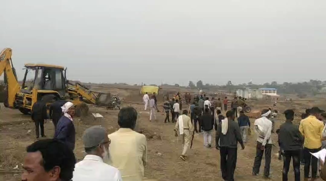 Chhindwara: Bulldozer fired on encroachers, 30 to 35 people had encroached on government and private land
