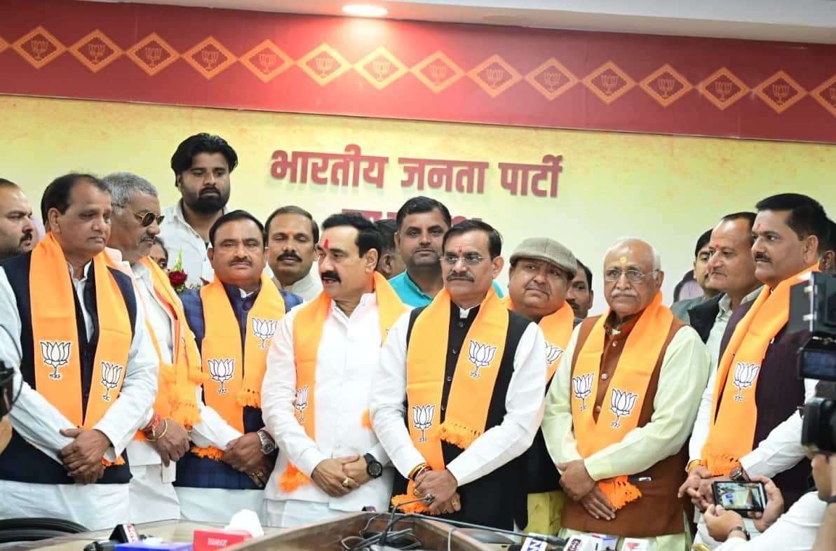 मध्य प्रदेश में विदिशा जिला कांग्रेस अध्यक्ष समेत कुछ नेताओं ने भाजपा की सदस्यता ली है।