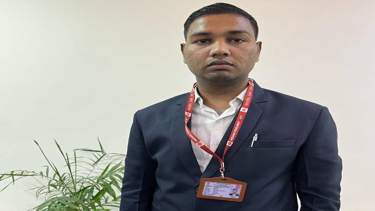 Deputy CTI caught fake CVI extorting money from passengers in train in Agra