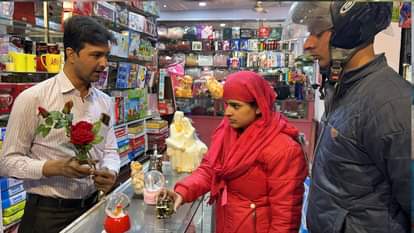 वैलेंटाइन डे की तैयारी में खरीदारी करते लोग