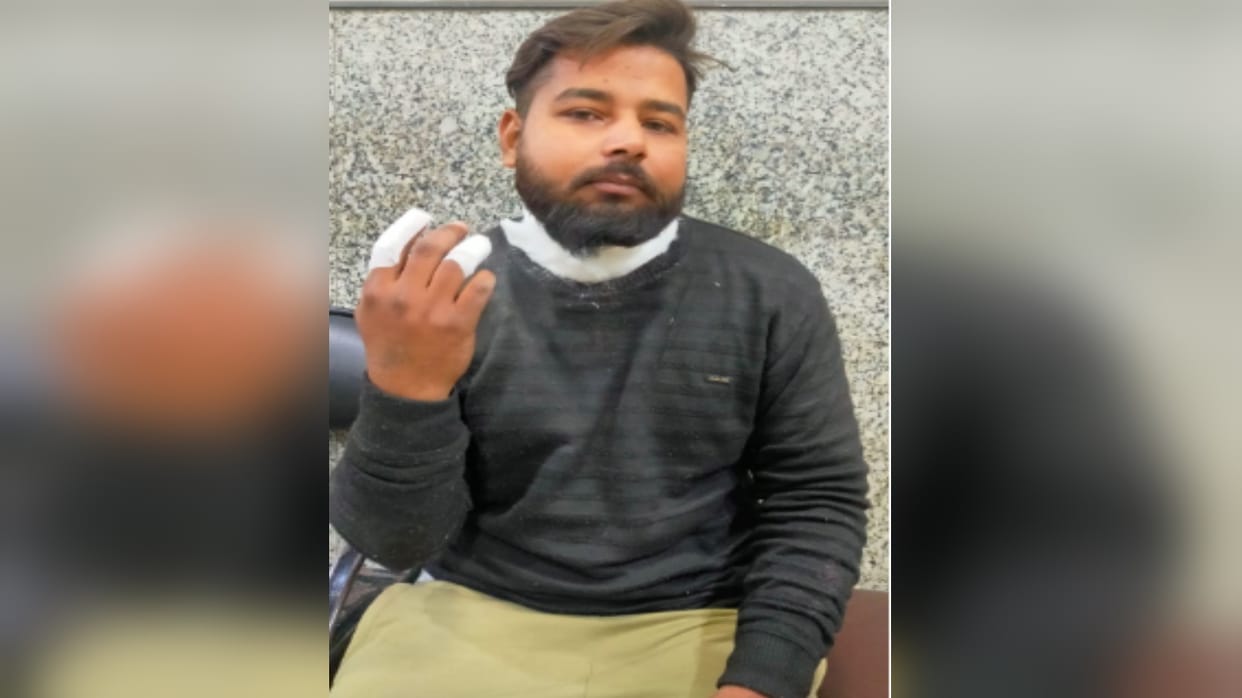 Meerut: Youth bled to injury due to Chinese Manjha, 35 stitches in neck, finger also injured