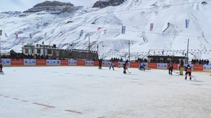 Kaza: काजा में आइस हॉकी कप का शुभारंभ, माइनस 20 डिग्री सेल्सियस तापमान में युवा खिलाड़ी दिखा रहे दमखम Ice Hockey Cup inaugurated in Kaza, young players showing strength in minus 20 degree Celsius temperature