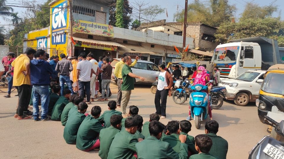 Students of Eklavya Adarsh Vidyalaya protested in Jagdalpur