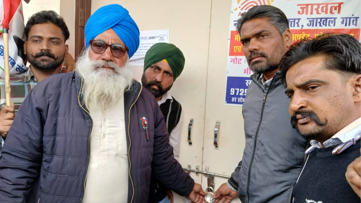 Fatehabad: Farmers locked sub-tehsil for compensation