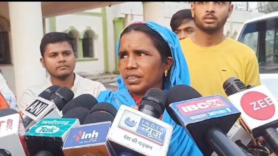 Sadhram murder case victim family returns check of Rs 5 lakh in Kabirdham