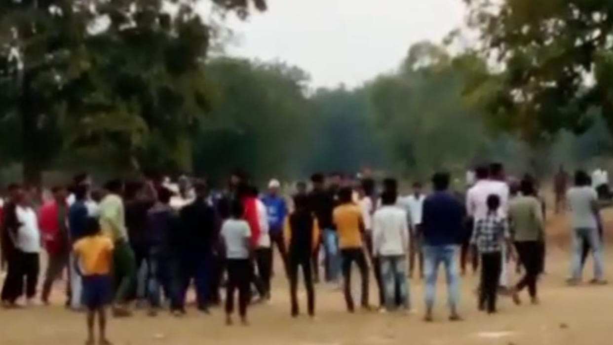 Umaria: Cricketers clashed in field, umpire gave no ball and players showered stumps and bats on each other