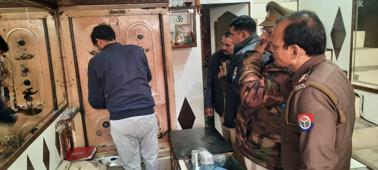 Saharanpur: 35 lakhs rupee Jewellery worth and CCTV DVR stolen from bullion showroom