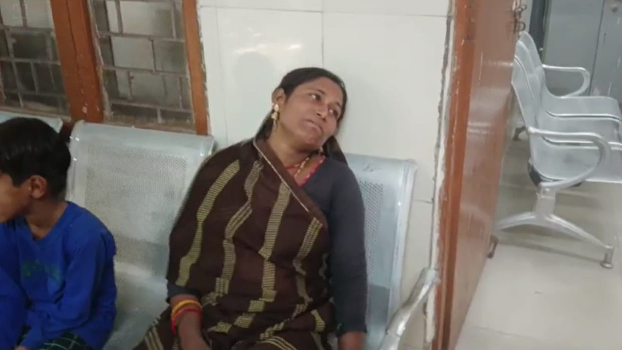A woman purse was stolen while she was bathing in tikamgarh