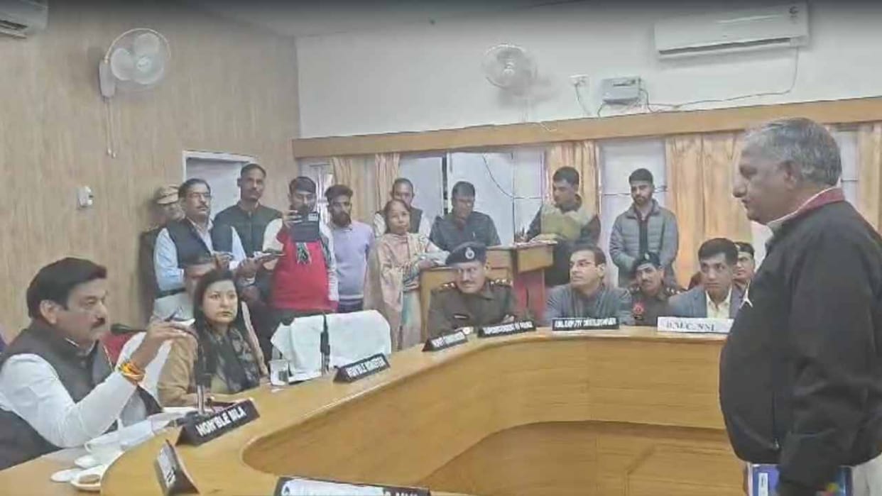 Power Minister suspends JE of power Corporation in grievance meeting in Narnaul