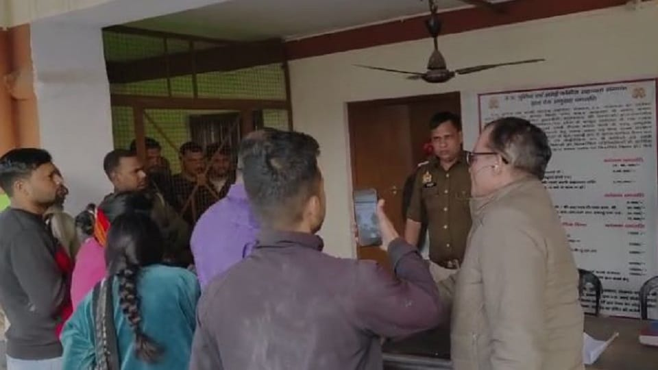 Ruckus in the police station after accusing the inspector of indecency
