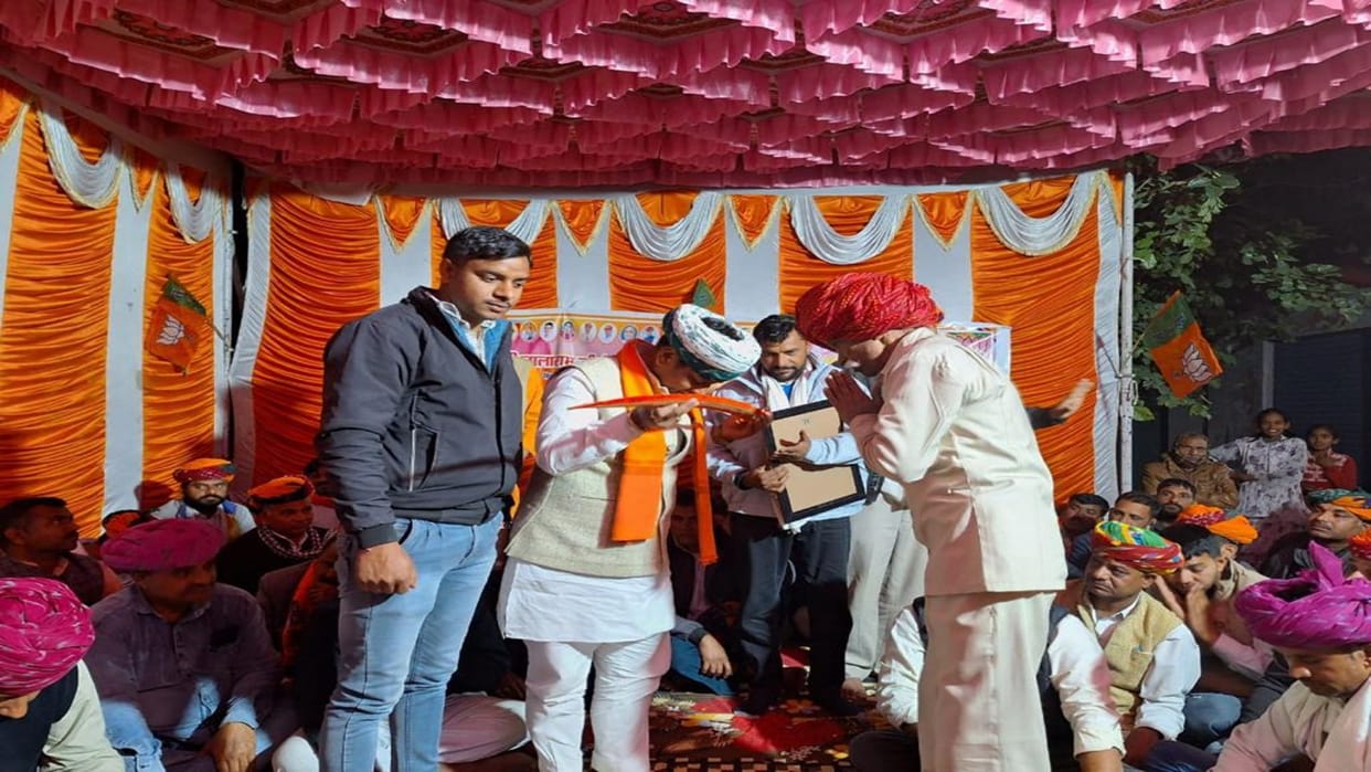 Rajasthan News: Lalaram Bairwa reached Arvad village under Gaon Chalo campaign, villagers presented a sword