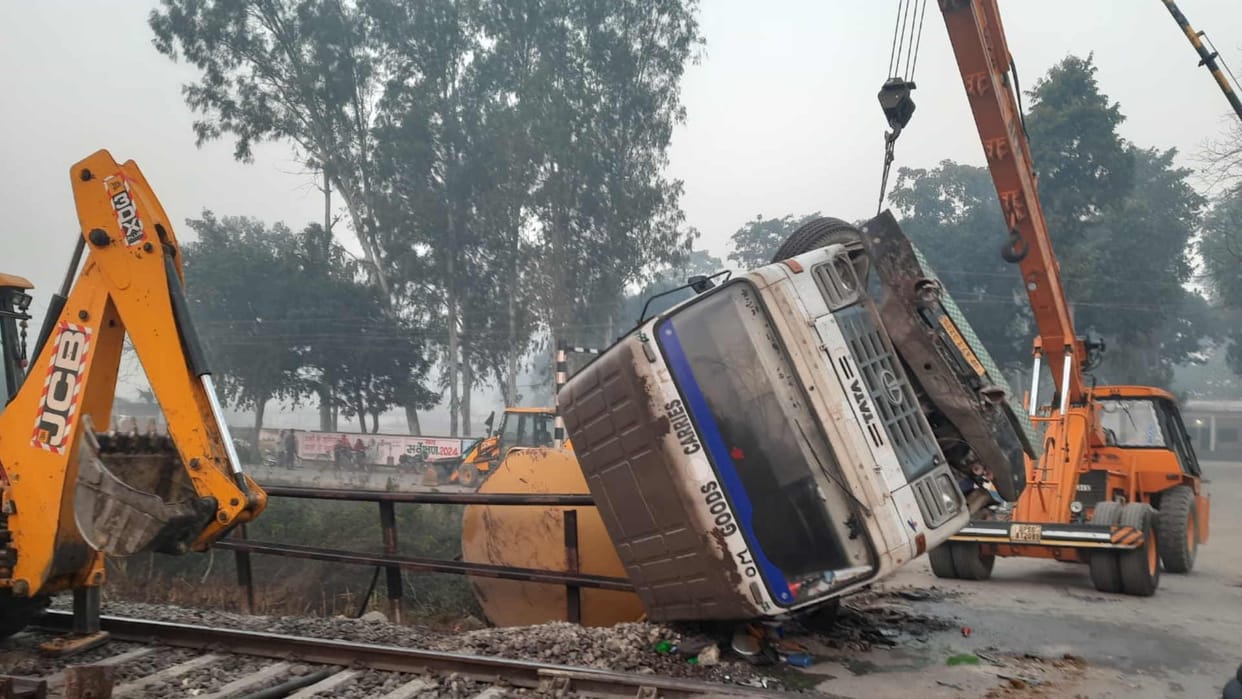 Truck overturned on track near Campierganj station trains stood still for five hours